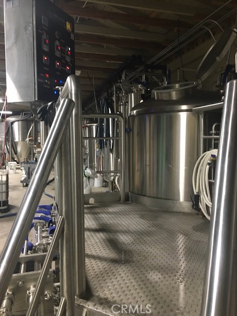 585 E Thompson Boulevard, Ventura CA: https://media.crmls.org/medias/86e306a6-144a-4b34-a1a1-a8207cdcc79f.jpg