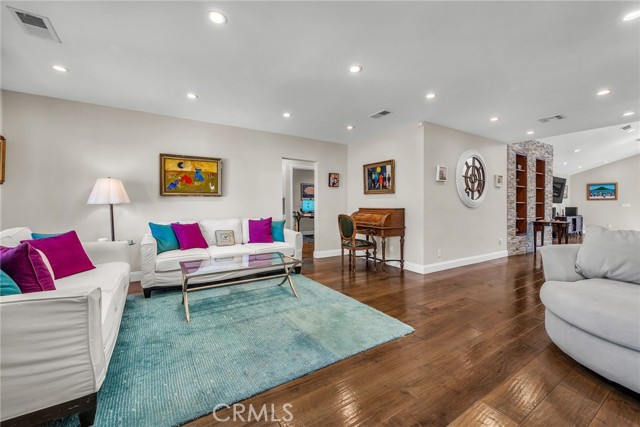 Detail Gallery Image 5 of 34 For 5948 Hesperia Ave, Encino,  CA 91316 - 3 Beds | 2/1 Baths