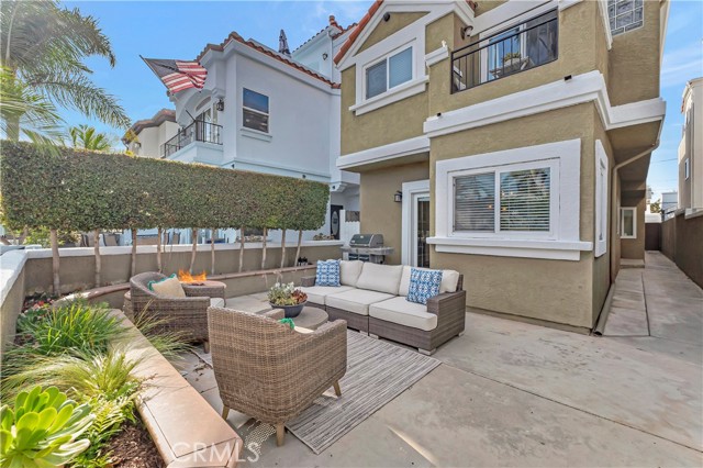 Detail Gallery Image 3 of 59 For 621 8th St, Huntington Beach,  CA 92648 - 3 Beds | 3/1 Baths