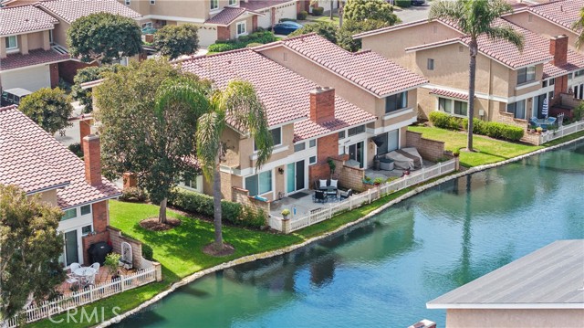 7911 Seawall Circle, Huntington Beach CA: https://media.crmls.org/medias/86e7e5ad-8a24-4538-8226-ee110caf044f.jpg