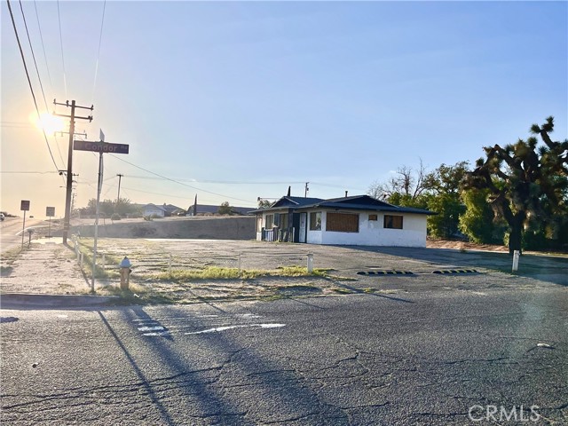 Detail Gallery Image 1 of 7 For 15720 Mojave Dr, Victorville,  CA 92394 - 4 Beds | 2 Baths
