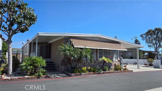 Detail Gallery Image 3 of 15 For 16462 Poipu Ln, Huntington Beach,  CA 92649 - 2 Beds | 2 Baths