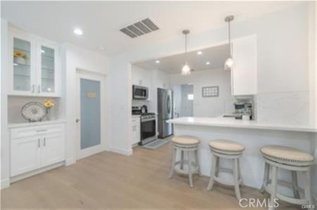 5840 White Oak Avenue, Encino CA: https://media.crmls.org/medias/86f366c3-c5a0-40ca-9c72-1329fa55e8dd.jpg
