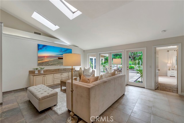 Detail Gallery Image 8 of 45 For 18862 via Palatino, Irvine,  CA 92603 - 4 Beds | 3 Baths