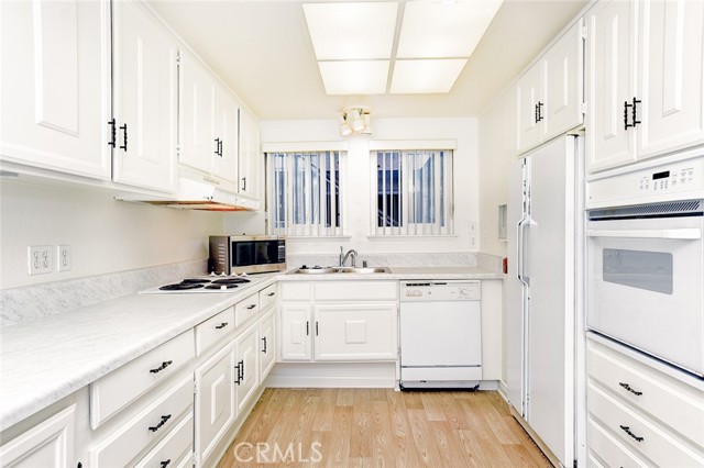 Detail Gallery Image 10 of 26 For 666 via Los Altos #B,  Laguna Woods,  CA 92637 - 2 Beds | 2 Baths