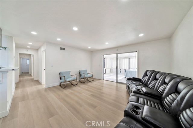 17121 Granada Lane, Huntington Beach CA: https://media.crmls.org/medias/86f7bd13-4587-49e0-810a-a13cc3052265.jpg