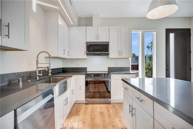 Detail Gallery Image 4 of 22 For 6721 Rhea, Reseda,  CA 91335 - 2 Beds | 2 Baths