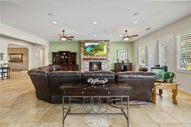Detail Gallery Image 14 of 68 For 15905 Mandalay Rd, Canyon Country,  CA 91387 - 4 Beds | 3/1 Baths
