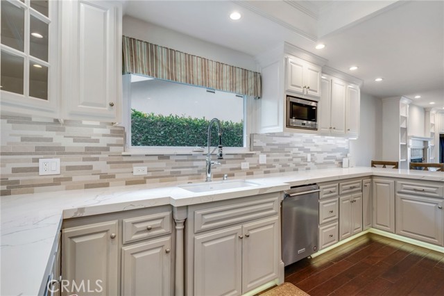 21192 Richmond Circle, Huntington Beach CA: https://media.crmls.org/medias/86fe5b3d-5e4d-441b-a27d-5dd4ea9ee91b.jpg