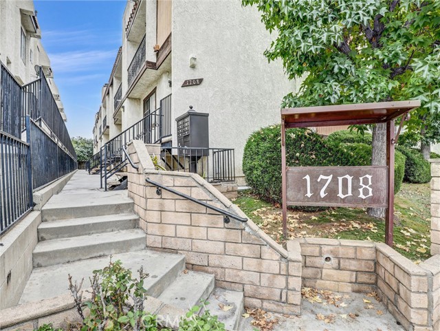 Detail Gallery Image 2 of 25 For 1708 S 6th #6,  Alhambra,  CA 91803 - 3 Beds | 3 Baths