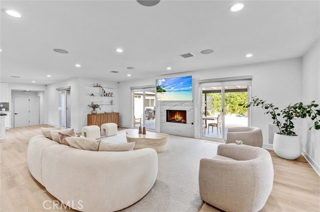 Detail Gallery Image 10 of 46 For 23245 Gonzales Dr, Woodland Hills,  CA 91367 - 5 Beds | 3 Baths