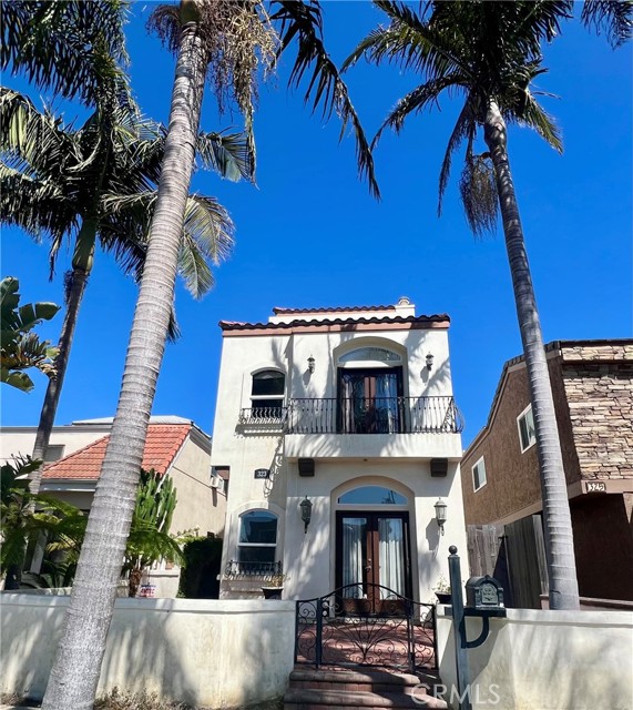 323 13th Street, Huntington Beach CA: https://media.crmls.org/medias/8706fd74-60ea-42c9-b238-278ef5367fd7.jpg