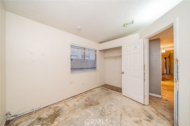 807 Santa Fe Lane, Colton CA: https://media.crmls.org/medias/870946f5-5170-48b6-8c90-86acd865bc10.jpg