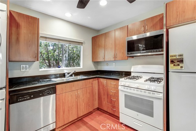 Detail Gallery Image 4 of 17 For 18350 Hatteras St #255,  Tarzana,  CA 91356 - 3 Beds | 2 Baths