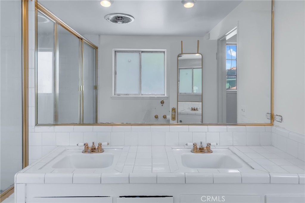 https://media.crmls.org/medias/87103ece-c0cd-4b5a-9d2c-a5b895a8cea4.jpg?preset=X-Large
