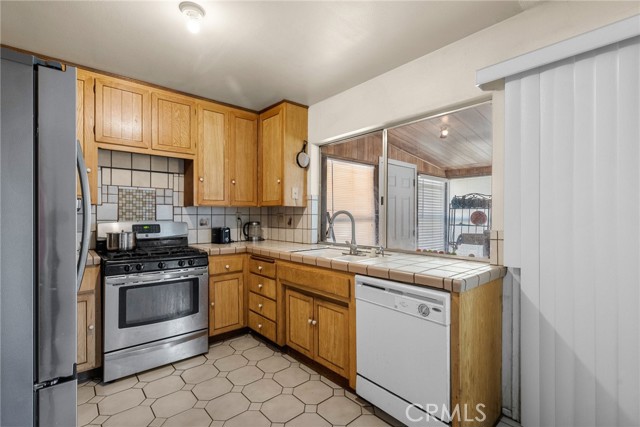 Detail Gallery Image 11 of 15 For 663 Eston Pl a,  Lancaster,  CA 93535 - 3 Beds | 3 Baths