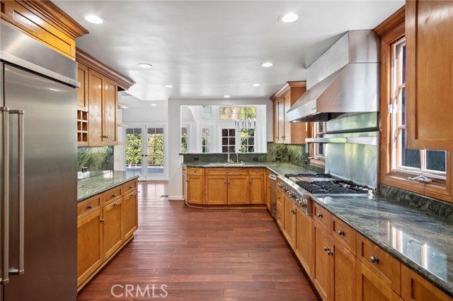 Detail Gallery Image 17 of 25 For 4800 Brewster Dr, Tarzana,  CA 91356 - 4 Beds | 4 Baths