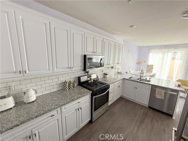 Detail Gallery Image 10 of 22 For 11645 N Delft Ln, Sylmar,  CA 91342 - 3 Beds | 3 Baths