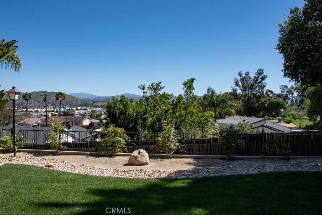 https://media.crmls.org/medias/87166db9-63da-4386-a2c4-d72f8b477eb5.jpg?preset=X-Large