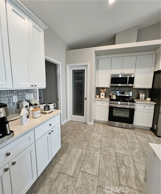 18010 Seaforth Street, Hesperia CA: https://media.crmls.org/medias/87167f6a-1d0a-4fc3-a9f5-e5b280c2dd2e.jpg