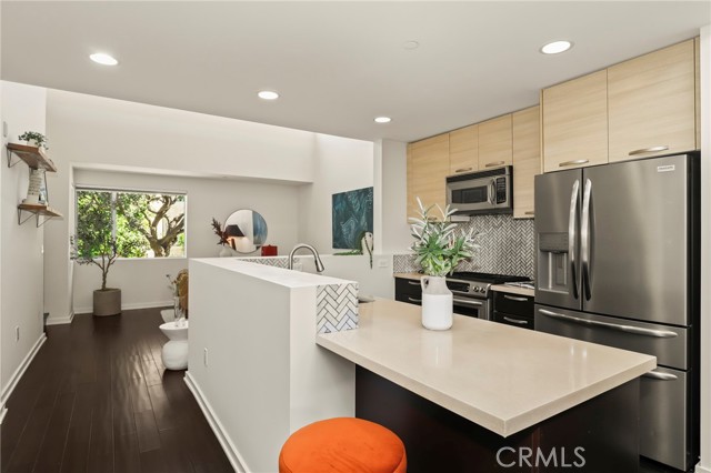 Detail Gallery Image 8 of 43 For 4005 Monroe St #8,  Los Angeles,  CA 90029 - 2 Beds | 2/1 Baths