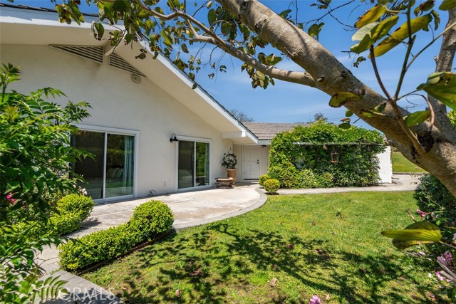 2 El Concho Lane, Rolling Hills CA: https://media.crmls.org/medias/8716f965-e50c-4052-a35f-3127a6aabb7f.jpg