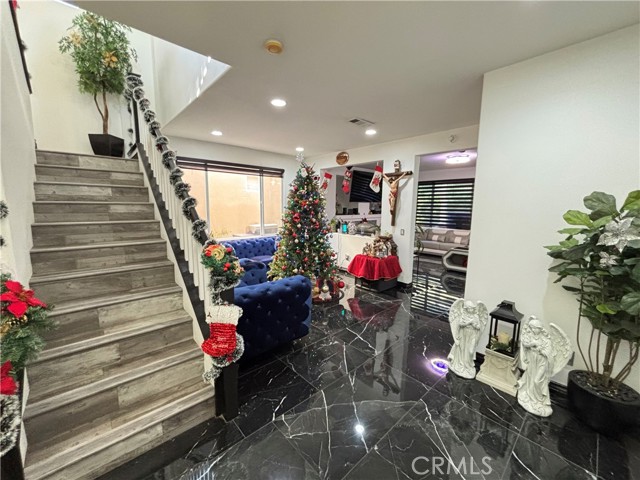 Detail Gallery Image 12 of 28 For 27700 Thalia Ln, Canyon Country,  CA 91351 - 3 Beds | 3 Baths