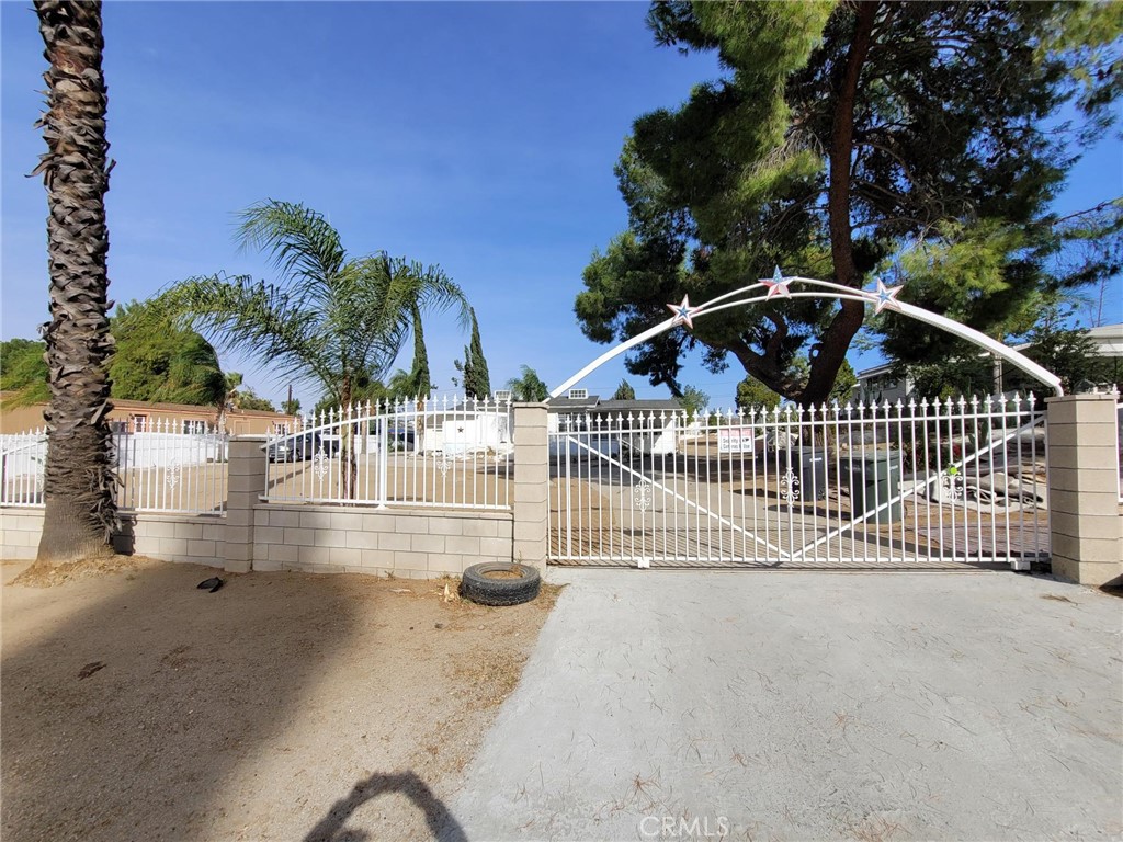 1524 W Metz Road