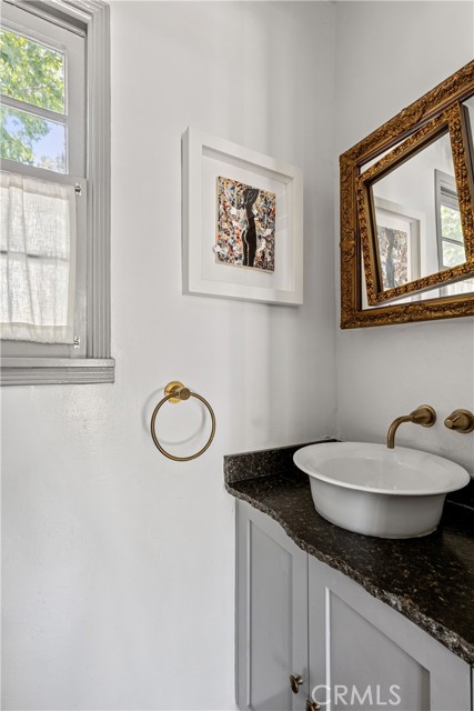 Detail Gallery Image 21 of 33 For 1701 Pier Ave, Santa Monica,  CA 90405 - 4 Beds | 2/1 Baths