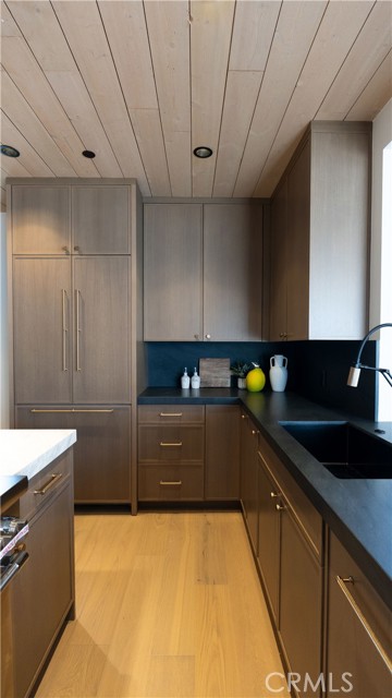 Detail Gallery Image 5 of 14 For 519 1/2 Narcissus Ave, Corona Del Mar,  CA 92625 - 2 Beds | 2/1 Baths