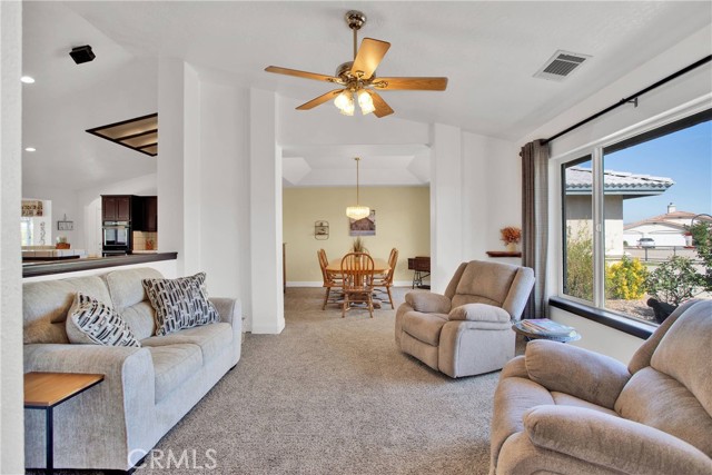 Detail Gallery Image 11 of 45 For 11020 Blue Jay Way, Oak Hills,  CA 92344 - 5 Beds | 2 Baths