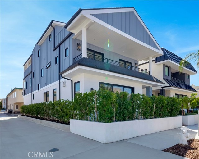 Detail Gallery Image 1 of 39 For 317 E Bay Ave, Newport Beach,  CA 92661 - 4 Beds | 4 Baths