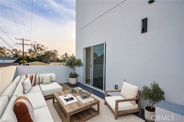 2402 S Cochran Avenue, Los Angeles CA: https://media.crmls.org/medias/8725d00e-8246-4f81-aff0-738eb9be81c6.jpg