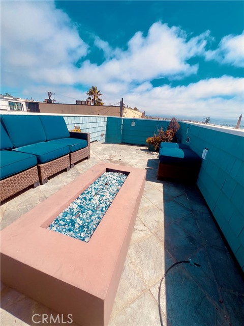 Detail Gallery Image 33 of 75 For 132 28th St, Hermosa Beach,  CA 90254 - 5 Beds | 4/1 Baths