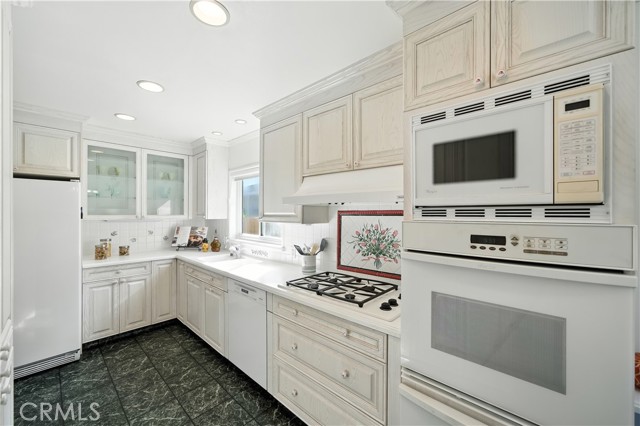 Detail Gallery Image 12 of 27 For 1319 Skyview Dr, Burlingame,  CA 94010 - 3 Beds | 2 Baths