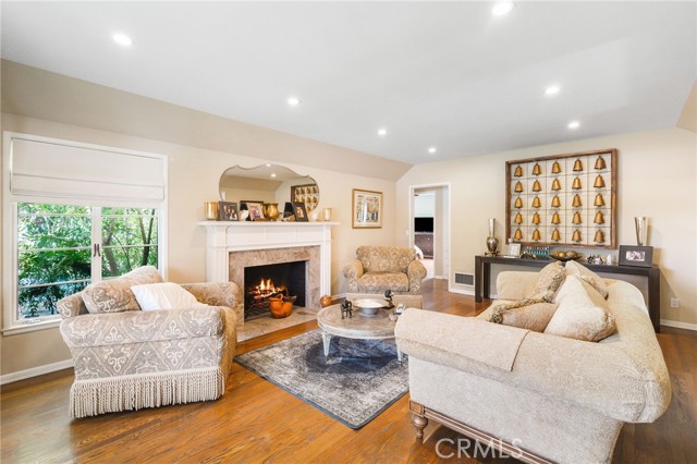 Detail Gallery Image 2 of 55 For 14060 Chandler Bld, Sherman Oaks,  CA 91401 - 3 Beds | 2 Baths