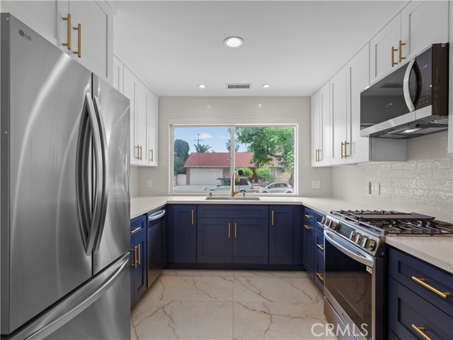Detail Gallery Image 14 of 55 For 18724 Frankfort St, Northridge,  CA 91324 - 4 Beds | 3 Baths
