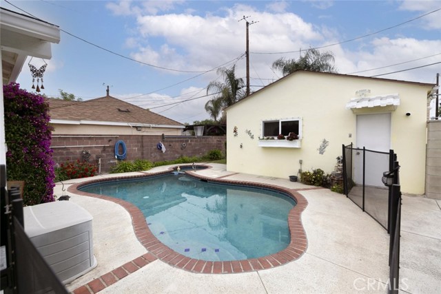 835 N Lincoln Street, Burbank CA: https://media.crmls.org/medias/872e0615-e21d-427c-a4c7-31a025914cde.jpg
