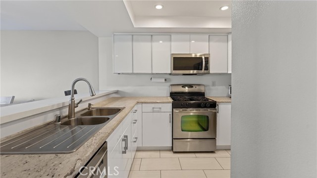 Detail Gallery Image 6 of 14 For 809 N Spurgeon St #2,  Santa Ana,  CA 92701 - 2 Beds | 2/1 Baths