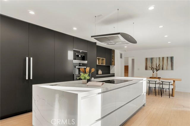 5265 Del Moreno Drive, Woodland Hills CA: https://media.crmls.org/medias/8733e471-7520-4fd2-8c76-c15ef923ee9b.jpg