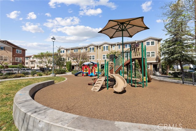 Detail Gallery Image 27 of 28 For 14104 W Birch Ln, Van Nuys,  CA 91405 - 3 Beds | 3 Baths