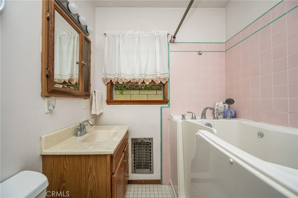 https://media.crmls.org/medias/8735413e-da31-4033-8c59-1123c3096bdb.jpg?preset=X-Large