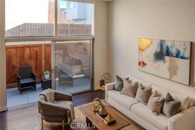 Detail Gallery Image 3 of 24 For 14144 Burbank Bld #2,  Sherman Oaks,  CA 91401 - 2 Beds | 2/1 Baths