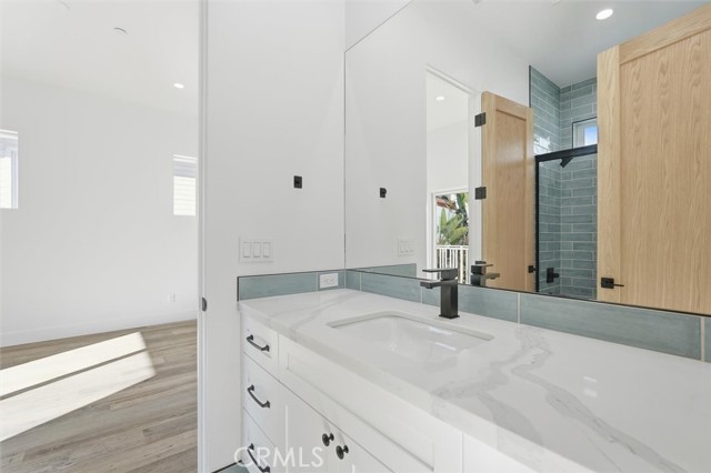 Detail Gallery Image 34 of 45 For 617 N Irena Ave #C,  Redondo Beach,  CA 90277 - 5 Beds | 3/1 Baths