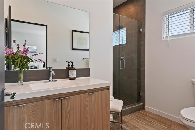 Detail Gallery Image 9 of 18 For 13536 Vanowen Street #4,  Valley Glen,  CA 91405 - 3 Beds | 2/1 Baths