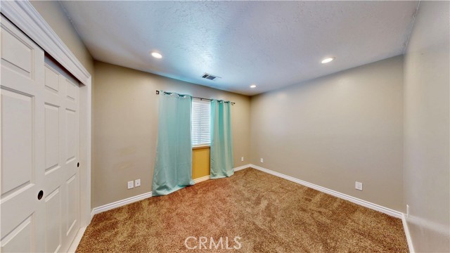 15460 Mandan Road, Apple Valley CA: https://media.crmls.org/medias/873a99af-c047-4ce3-81a8-56482b5c5a0a.jpg
