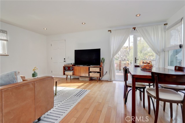 662 Rosecrans Avenue, Manhattan Beach, California 90266, 2 Bedrooms Bedrooms, ,1 BathroomBathrooms,Residential,Sold,Rosecrans,PW21211471