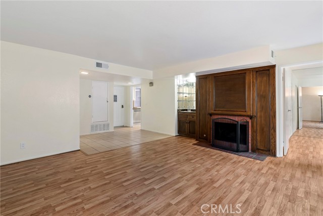 Detail Gallery Image 4 of 27 For 7625 Reseda Bld #104,  Reseda,  CA 91335 - 3 Beds | 2 Baths