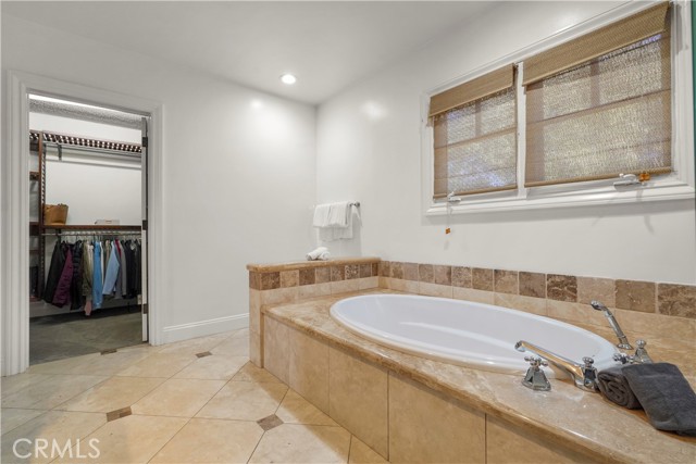 22550 Flamingo Street, Woodland Hills CA: https://media.crmls.org/medias/873c00fb-d6f0-4079-b79e-cc4e3e12453d.jpg