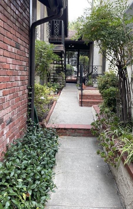 Detail Gallery Image 4 of 24 For 1637 N Verdugo Rd a,  Glendale,  CA 91208 - 2 Beds | 2/1 Baths